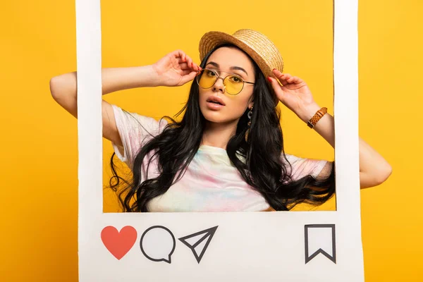 Брюнетка в летней одежде позирует в социальной сети на желтом фоне — стоковое фото
