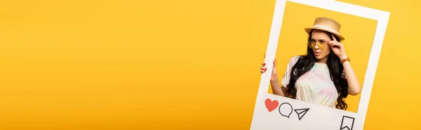 Chica morena seria en traje de verano en el marco de la red social sobre fondo amarillo, plano panorámico — Stock Photo