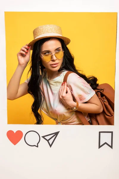 Brünettes Mädchen im Sommer-Outfit in sozialem Netzwerk-Rahmen auf gelbem Hintergrund — Stockfoto