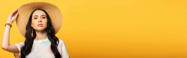 Brünettes Mädchen posiert mit Strohhut auf gelbem Hintergrund, Panoramaaufnahme — Stockfoto