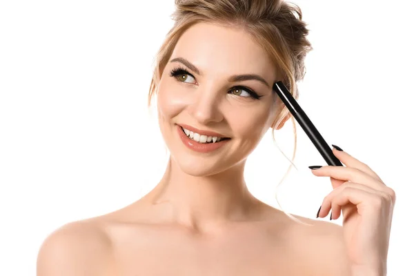 Sorrindo nu bela mulher loira com maquiagem e unhas pretas segurando rímel isolado no branco — Fotografia de Stock