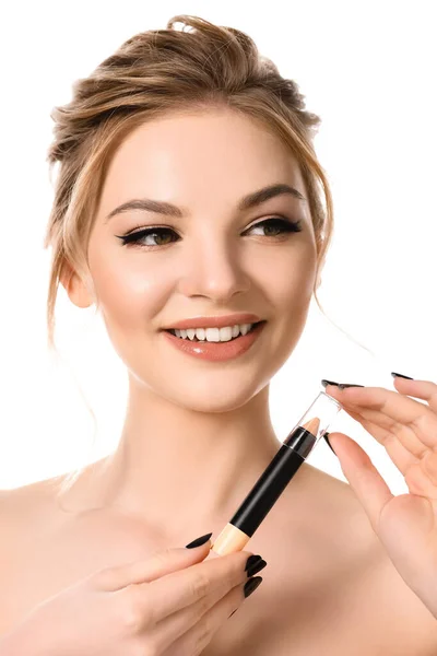 Souriant nu belle femme blonde avec maquillage et ongles noirs tenant bâton correcteur isolé sur blanc — Photo de stock