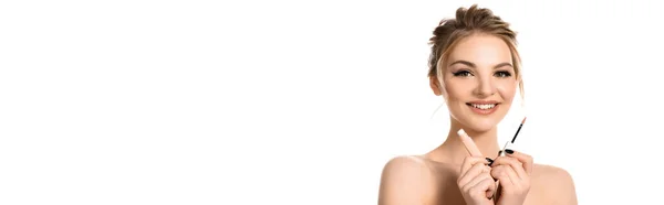 Lächelnd nackt schöne blonde Frau mit Make-up und schwarzen Nägeln hält beige Lipgloss isoliert auf weiß, Panorama-Aufnahme — Stockfoto