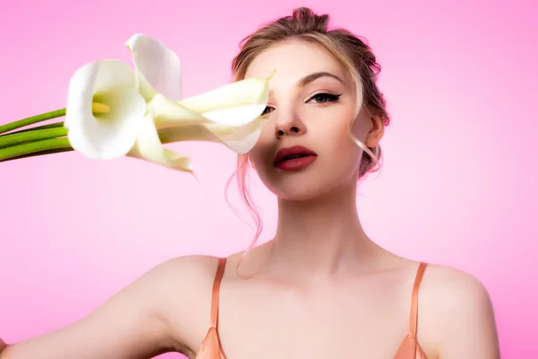 Mulher loira bonita elegante segurando flores calla isolado em rosa — Fotografia de Stock