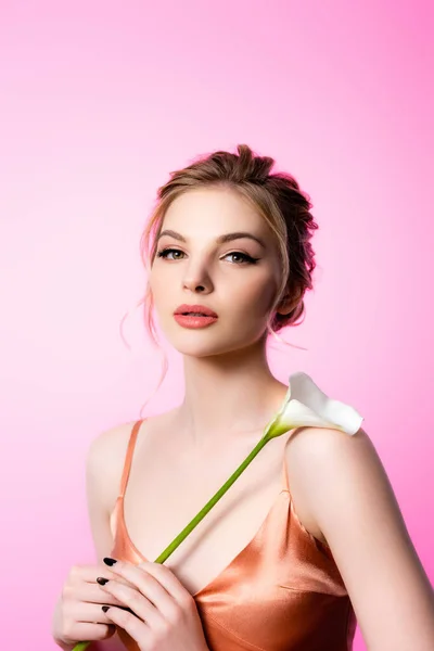 Elegant beautiful blonde woman holding calla flower isolated on pink — Stock Photo