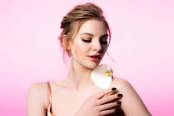 Elegant beautiful blonde woman holding calla flower on shoulder isolated on pink — Stock Photo