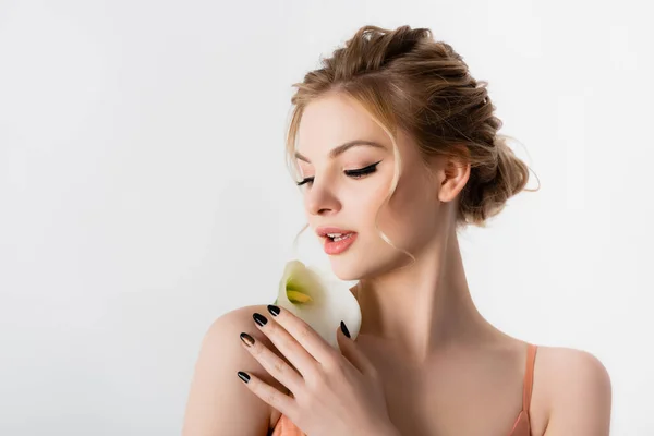 Elegante schöne blonde Frau mit Calla-Blume auf der Schulter isoliert auf weiß — Stockfoto