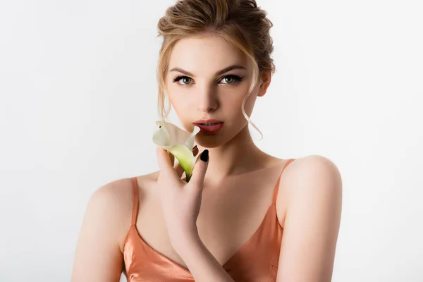 Elegante hermosa mujer rubia sosteniendo flor de calla aislada en blanco - foto de stock