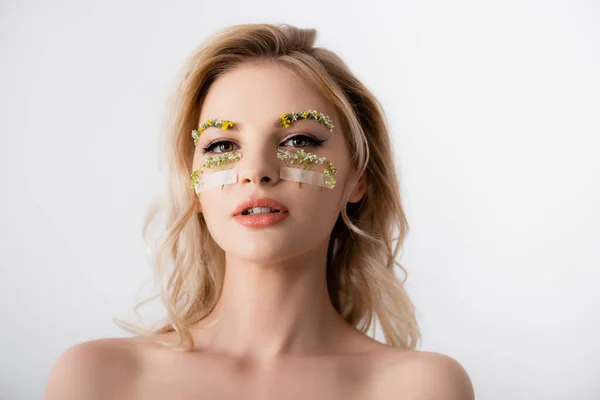 Обнаженная красивая блондинка с полевыми цветами под глазами, изолированными на белом — стоковое фото