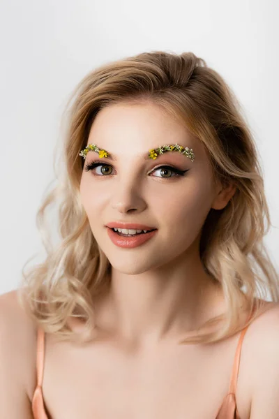Belle femme blonde avec des fleurs sauvages sur les sourcils isolés sur blanc — Photo de stock