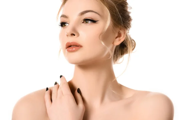 Mujer rubia hermosa desnuda con maquillaje mirando hacia otro lado aislado en blanco - foto de stock