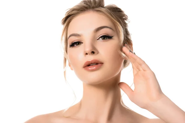 Nu belle femme blonde avec maquillage touchant visage isolé sur blanc — Photo de stock