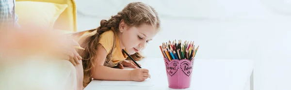 Corte vista de babá perto adorável criança desenho com lápis, imagem horizontal — Fotografia de Stock