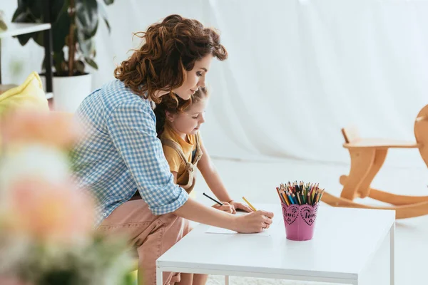 Foco seletivo de babá e criança desenho com lápis juntos — Fotografia de Stock