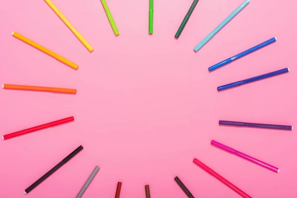 Top view of circle frame of multicolored felt-tip pens on pink with copy space — Stock Photo