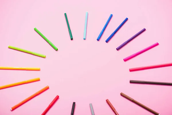 High angle view of empty frame of multicolored felt pens on pink — Stock Photo