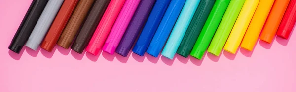 Top view of color tip pens row on pink background, horizontal image — Stock Photo