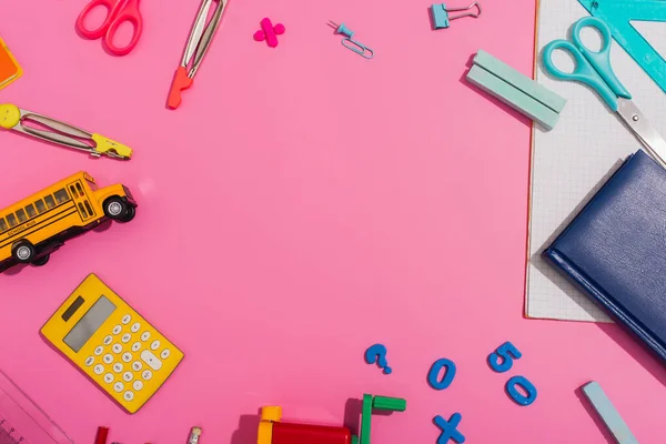 Cadre de papeterie scolaire multicolore sur rose avec espace de copie, vue de dessus — Photo de stock