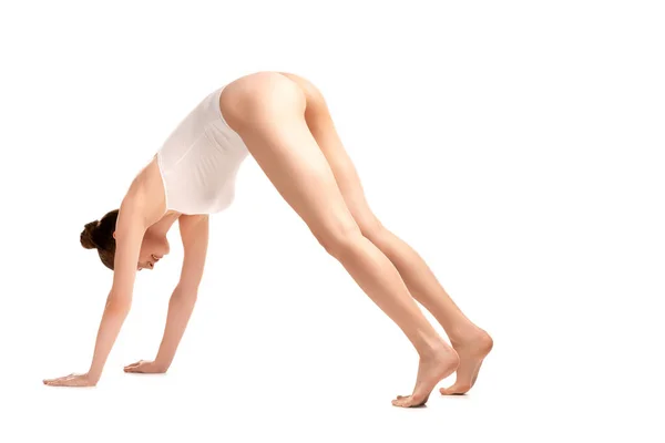 Pieds nus jeune femme avec corps parfait exercice sur blanc — Photo de stock
