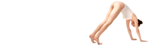 Colpo panoramico di giovane donna con corpo perfetto che si esercita sul bianco — Foto stock