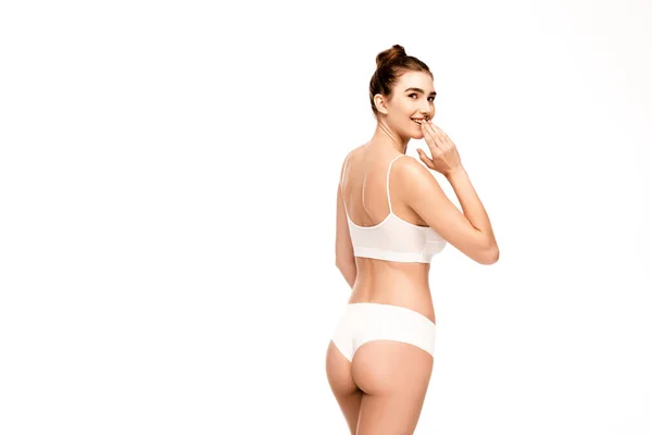 Donna con corpo perfetto in mutandine e top standing e guardando la fotocamera isolata su bianco — Foto stock