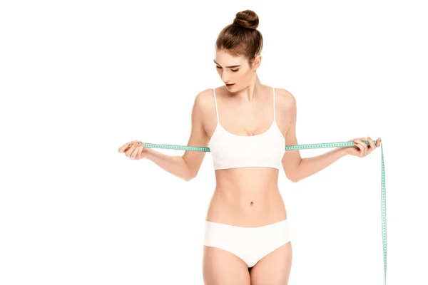 Modell in Top-Halterung Maßband in der Nähe perfekten Körper isoliert auf weiß — Stockfoto