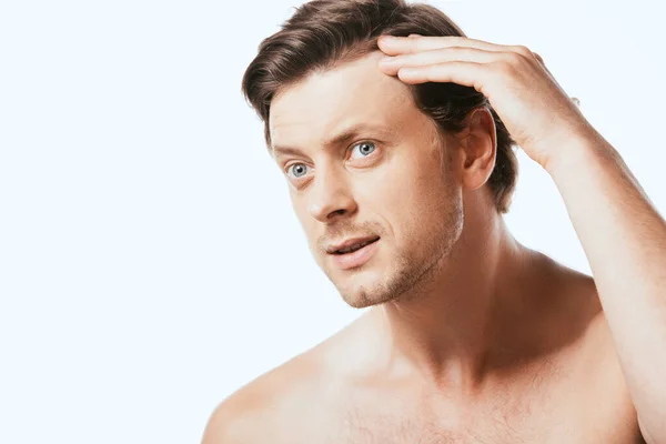 Мужчина без рубашки касается волос, изолированных на белом — стоковое фото