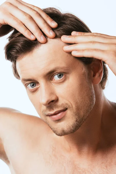Hemdloser Mann berührt Haare und schaut in Kamera isoliert auf Weiß — Stockfoto