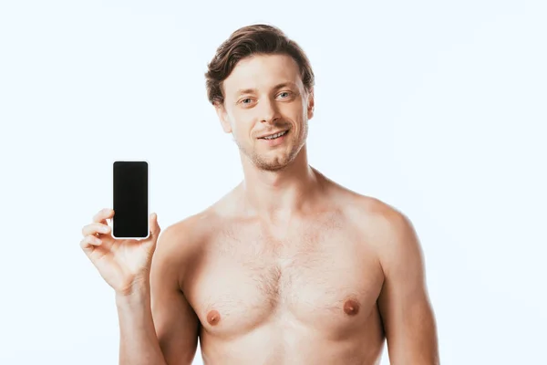 Hombre sin camisa mostrando teléfono inteligente aislado en blanco - foto de stock