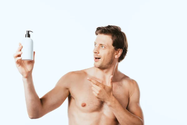 Мужчина без рубашки указывает на бутылку лосьона, изолированного на белом — стоковое фото