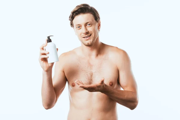 Hombre sin camisa apuntando con la mano a la botella de loción aislada en blanco - foto de stock