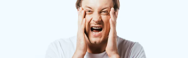 Vue panoramique de l'homme effrayé avec les mains près du visage isolé sur blanc — Photo de stock