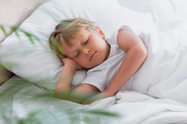 Foco seletivo da criança dormindo na cama branca de manhã — Fotografia de Stock