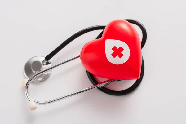 Vue du haut du coeur rouge et stéthoscope sur blanc, concept de don de sang — Photo de stock