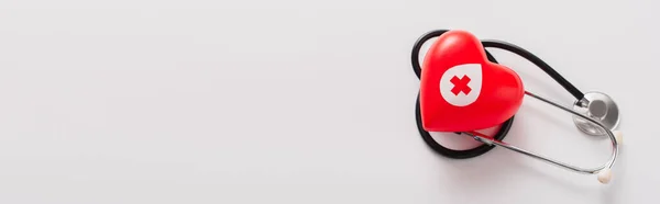 Vista superior do coração vermelho e estetoscópio em branco, conceito de doação de sangue — Fotografia de Stock
