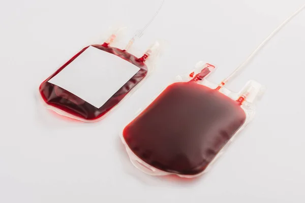 Paquetes de donación de sangre con etiqueta en blanco sobre fondo blanco - foto de stock