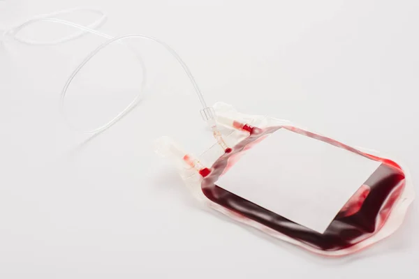 Paquet de don de sang avec étiquette vierge sur fond blanc — Photo de stock