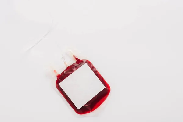 Vista superior do pacote de doação de sangue com rótulo em branco no fundo branco — Fotografia de Stock