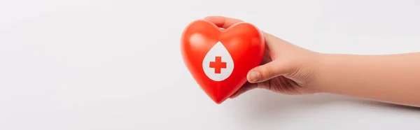 Vista ritagliata della mano femminile con cuore rosso sul bianco, concetto di donazione di sangue — Foto stock