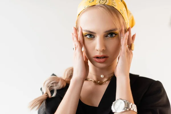 Donna alla moda in velo giallo e accessori dorati testa toccante isolato su bianco — Foto stock