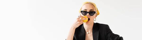 Модная женщина кусает лимон изолированный на белом, панорамный снимок — стоковое фото