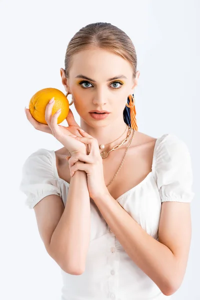 Élégante femme blonde posant avec orange isolé sur blanc — Photo de stock