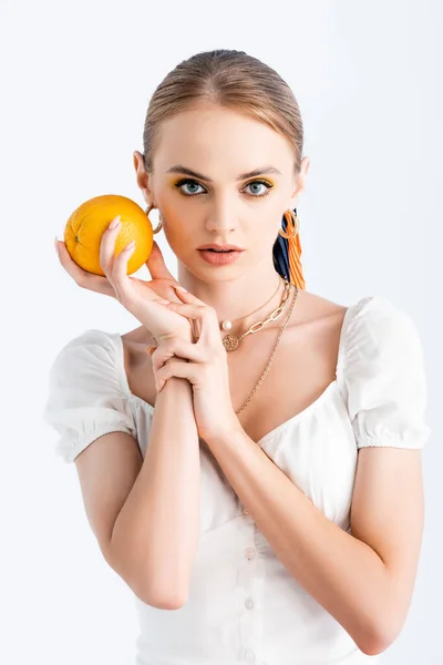 Mulher loira elegante posando com laranja isolada no branco — Fotografia de Stock