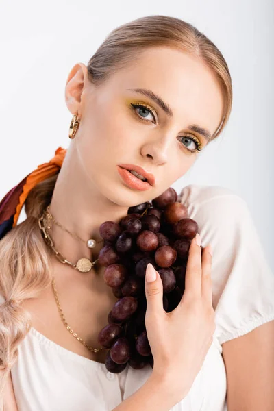 Femme blonde rustique posant avec des raisins isolés sur blanc — Photo de stock