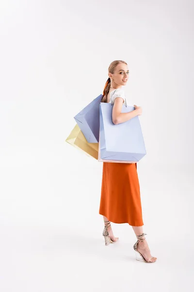 Vista a figura intera di donna elegante con shopping bag su bianco — Foto stock