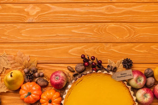 Vista dall'alto della torta di zucca del Ringraziamento con decorazione autunnale su sfondo di legno — Foto stock