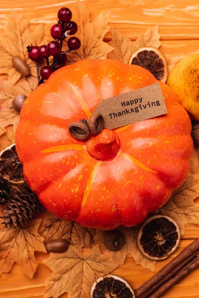 Vista dall'alto della zucca con decorazione autunnale e felice carta del Ringraziamento su sfondo di legno — Foto stock