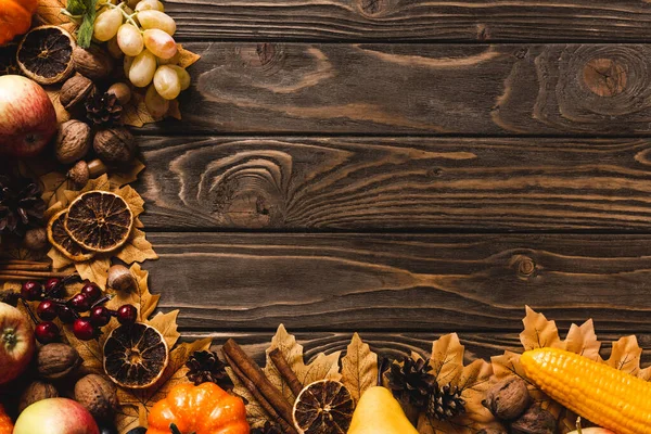 Vista dall'alto di raccolta autunnale e fogliame su sfondo di legno marrone — Foto stock