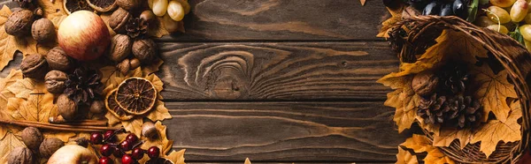 Vista dall'alto del raccolto autunnale e decorazione su sfondo marrone in legno, colpo panoramico — Foto stock
