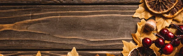Vista dall'alto della decorazione autunnale su sfondo marrone in legno, scatto panoramico — Foto stock
